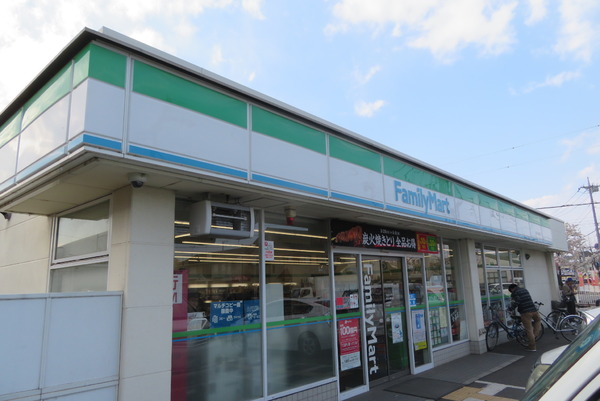 コンビニ　ファミリーマート草加八幡町店（コンビニ）まで749m