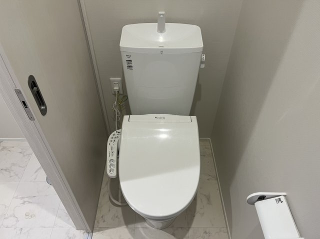 京王井の頭線 池ノ上駅 徒歩13分 3階建 築5年のトイレ写真