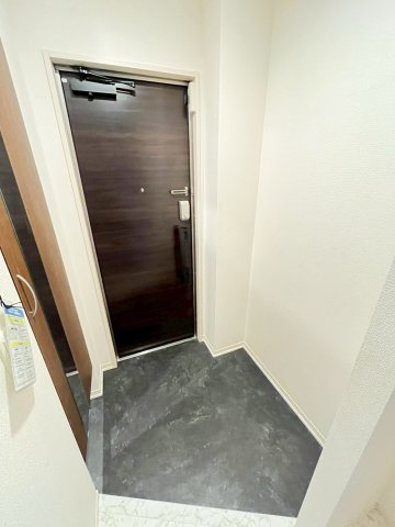 玄関　同物件、別号室の写真です。