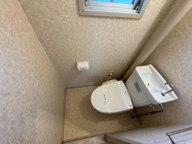 トイレ　※同型タイプの参考写真となります。