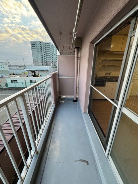バルコニー　※同型タイプの参考写真となります。