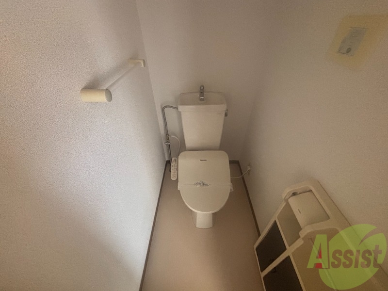 トイレ　トイレは温水洗浄便座です。シンプルな雰囲気になっています。