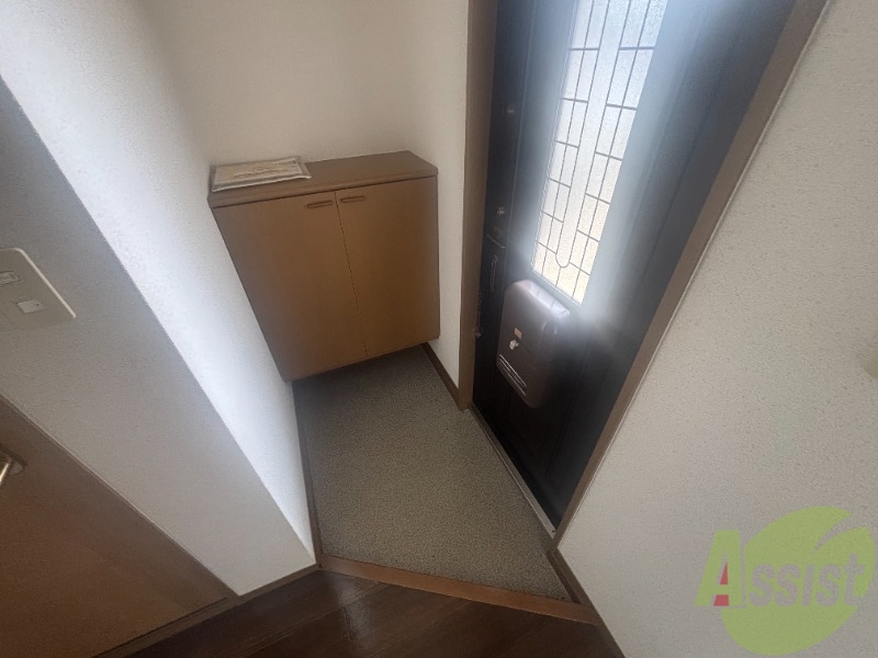 玄関　こちらは玄関のお写真です。広々としていて靴の着脱に便利です