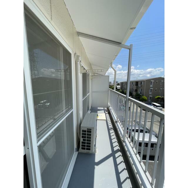 バルコニー　２部屋分のバルコニー。洗濯物はこちらに干すことが可能となりま
