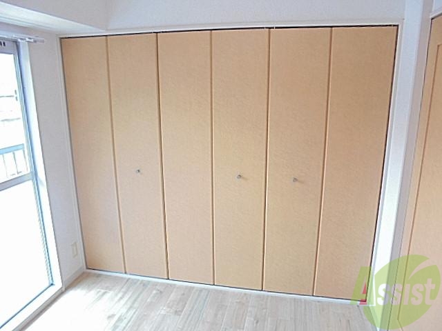 収納　こちら一面クローゼットが有るので、沢山直せますね。