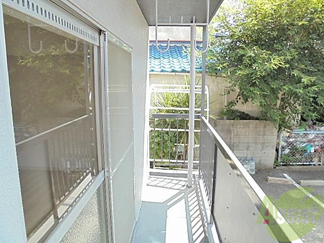 バルコニー　こちらのバルコニーで洗濯物を干してくださいね～～。