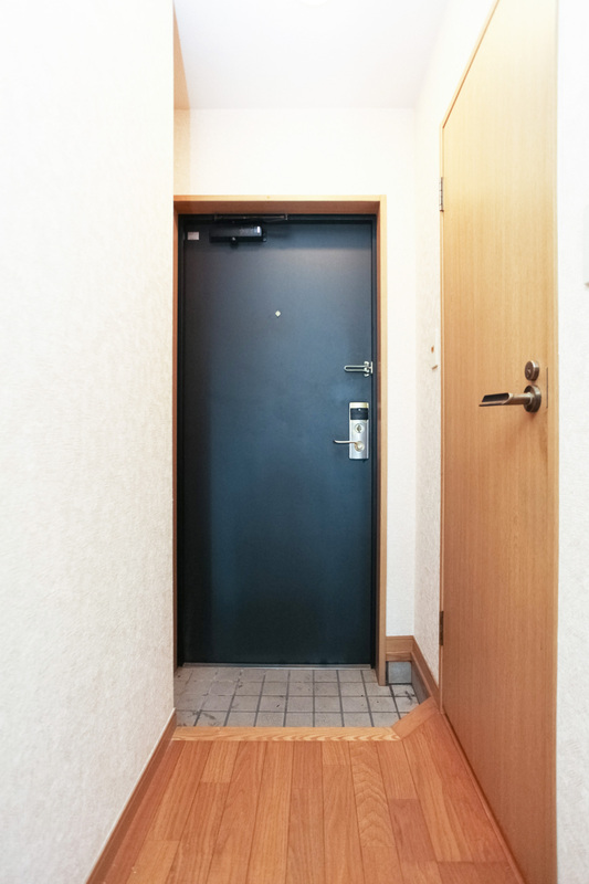 地下鉄七隈線 薬院大通駅 徒歩5分 14階建 築27年の玄関写真
