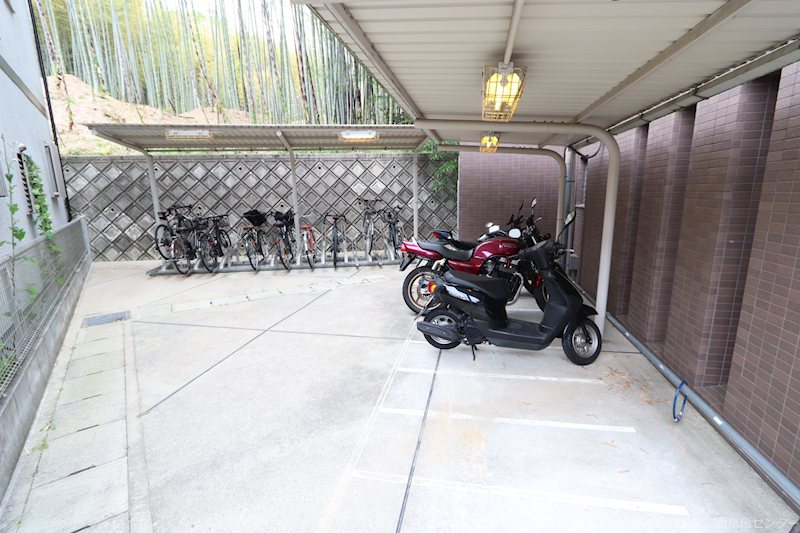 駐車場　屋根付き駐輪場