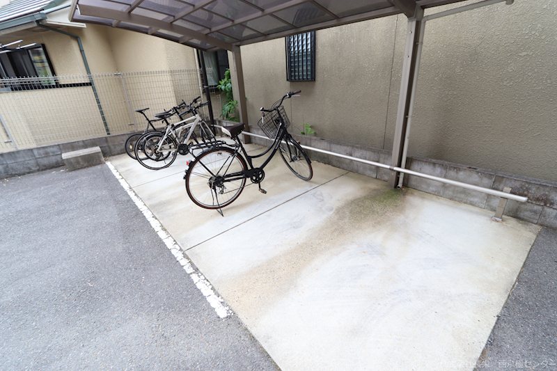 駐車場　屋根付き駐輪場