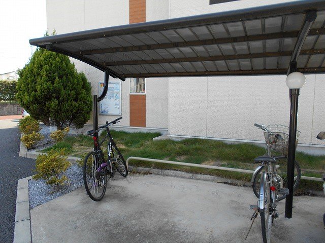 エントランス　屋根付き駐輪場完備
