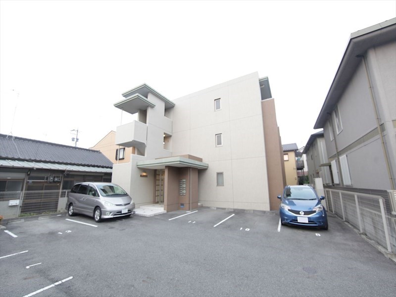 建物外観　外観　オートロック付　敷地内平面駐車場有り