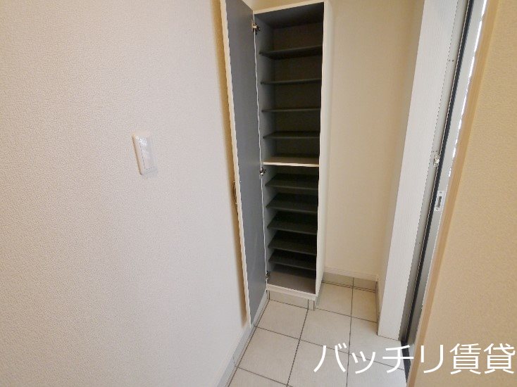玄関　同シリーズ物件写真の為、現況を優先致します。