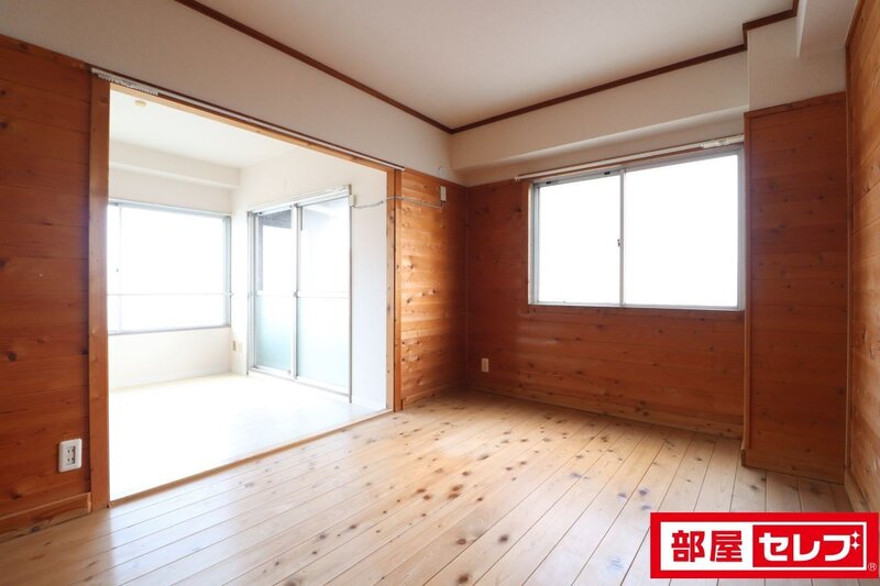 居室・リビング　３Ｂ号室の写真を参照