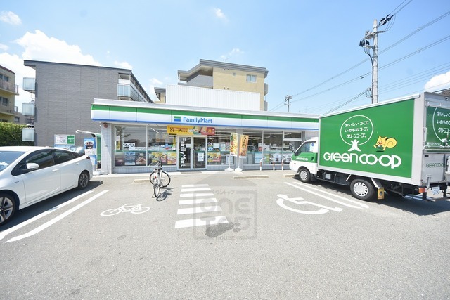 コンビニ　ファミリーマート　豊中長興寺北（コンビニ）まで183m