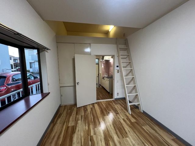ガーデンイン南平の居間写真