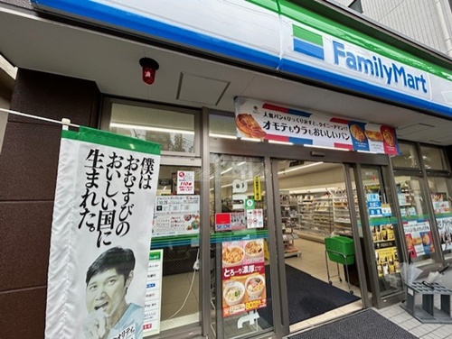 コンビニ　ファミリーマート 横浜吉野町駅西店（コンビニ）まで143m