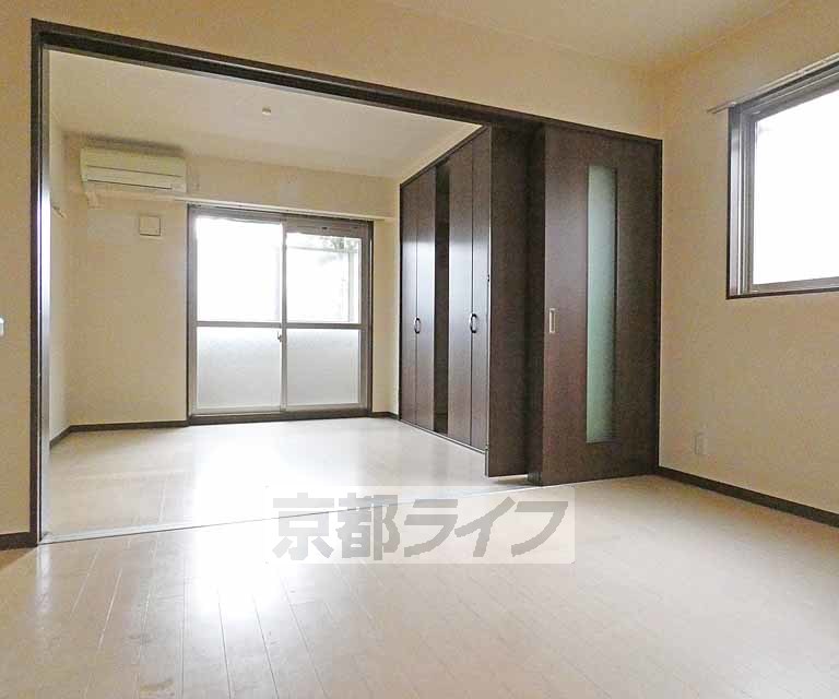 居室・リビング　白基調のお部屋です