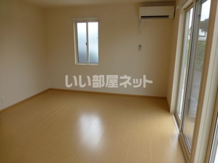 小田急江ノ島線 六会日大前駅 徒歩15分 2階建 築13年の居間写真