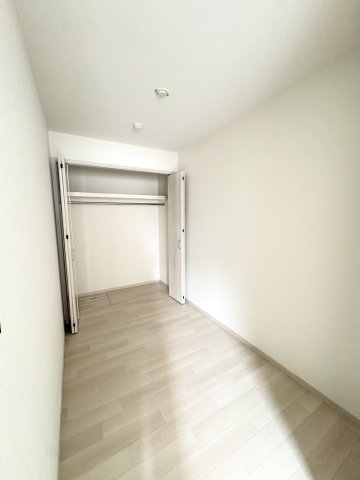 その他部屋・スペース　木目の床がすっと奥まで続き室内をより広く感じさせてくれます。