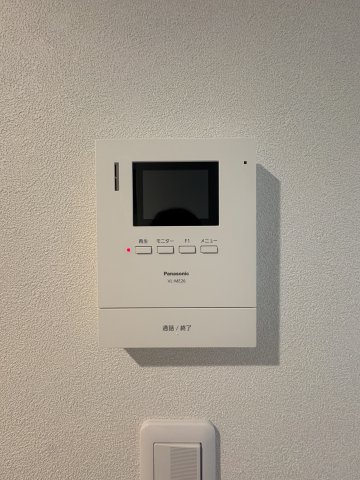 セキュリティ　来訪者の顔を画面で確認でき、玄関を開ける前にも安心できます。