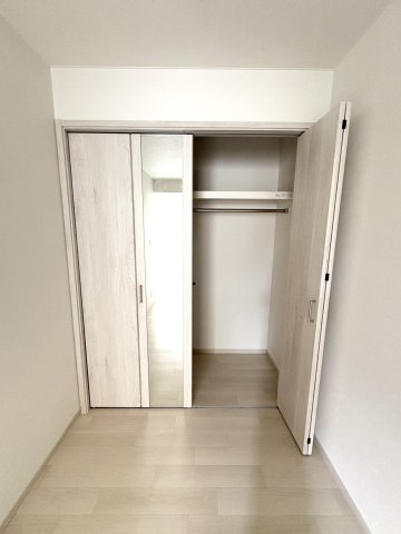 収納　衣類を見やすく掛けられる収納で、朝の準備もよりスムーズです。