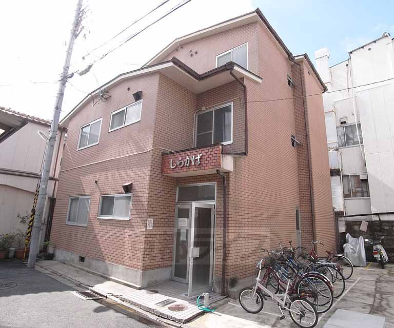 建物外観　茶色の外観がかわいいですね