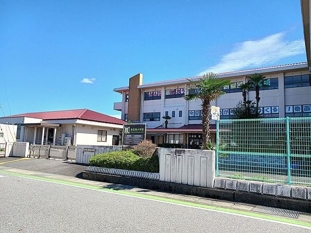 小学校　愛荘町立秦荘西小学校（小学校）まで600m