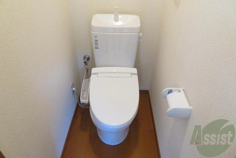 トイレ　ウォシュレット付きのシンプルなトイレですね。きれいです。