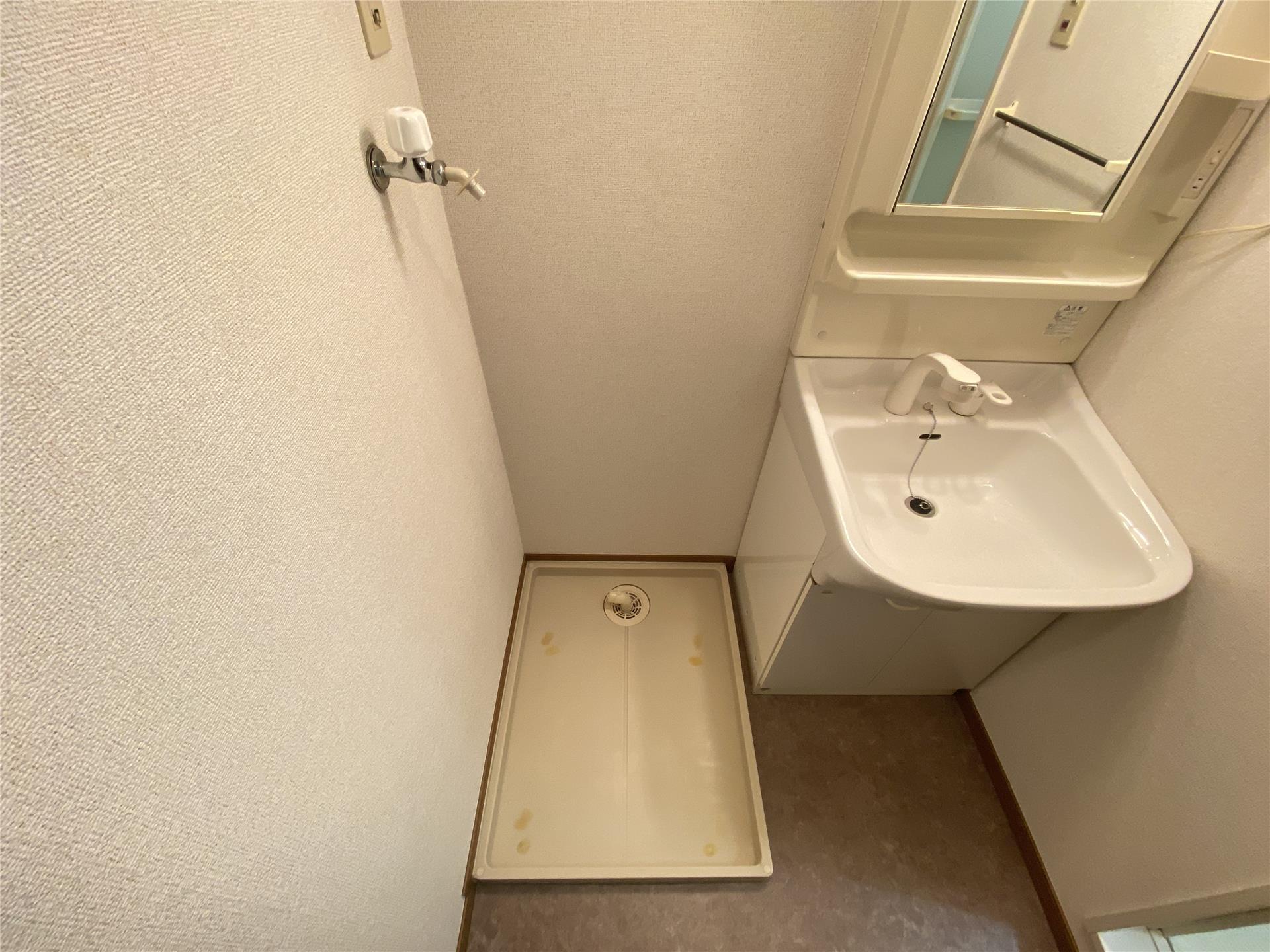 その他設備　洗面所にある防水パン付き洗濯機置場です♪