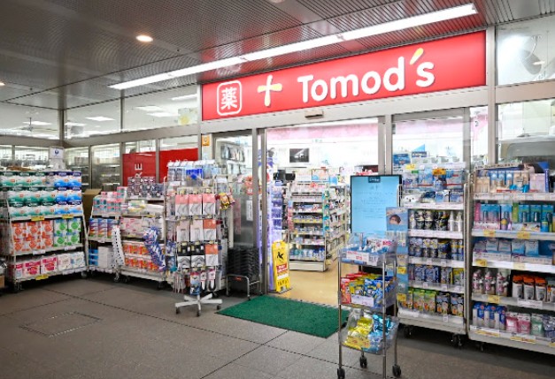ドラックストア　トモズ六本木ヒルズ店（ドラッグストア）まで508m
