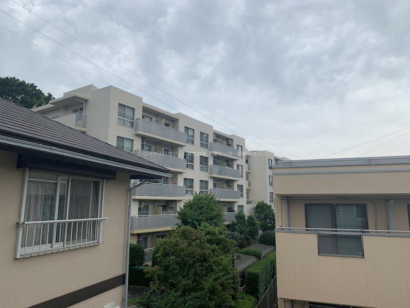 眺望　３０２号室のバルコニーからの眺望で、１０２号室は２階下です♪