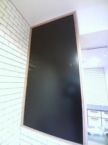 その他設備　リビングの壁面にはカフェボードが付いています。