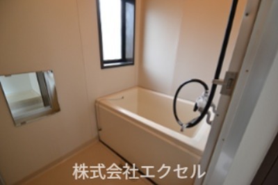 バス・シャワールーム　浴室で同建物別室画像ですす