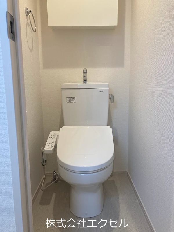 トイレ　温水洗浄便座付きのトイレです。