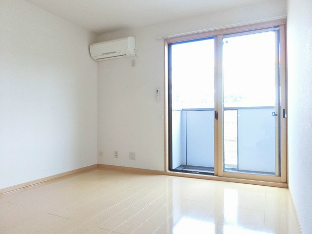 その他部屋・スペース　掃き出し窓は部屋の端に位置