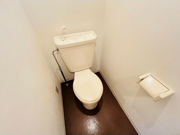 地下鉄東山線 本陣駅 徒歩5分 4階建 築32年のトイレ写真