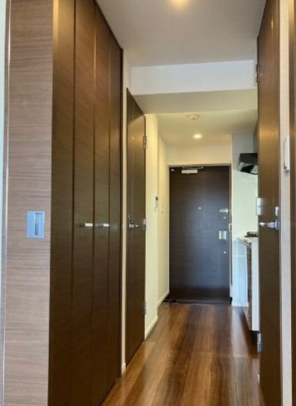 玄関　別部屋の画像を使用しております。