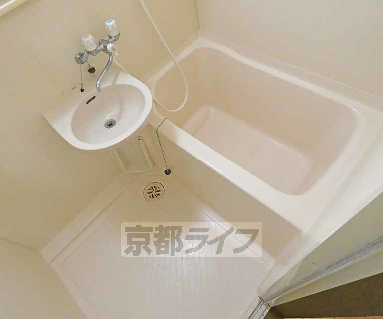 バス・シャワールーム　シンプルな浴室です。