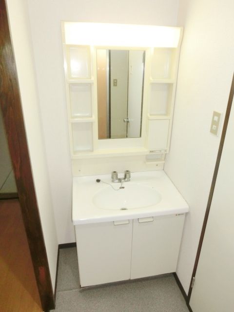 洗面設備　毎日使う洗面台です。