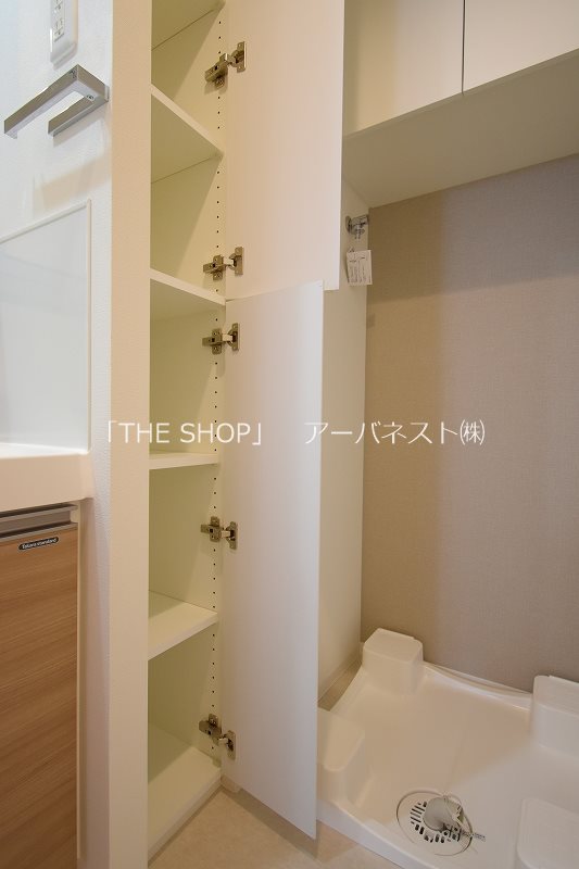 その他設備　リネン棚つきの洗面所