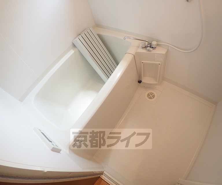 バス・シャワールーム　清潔感のあるバスルームです。