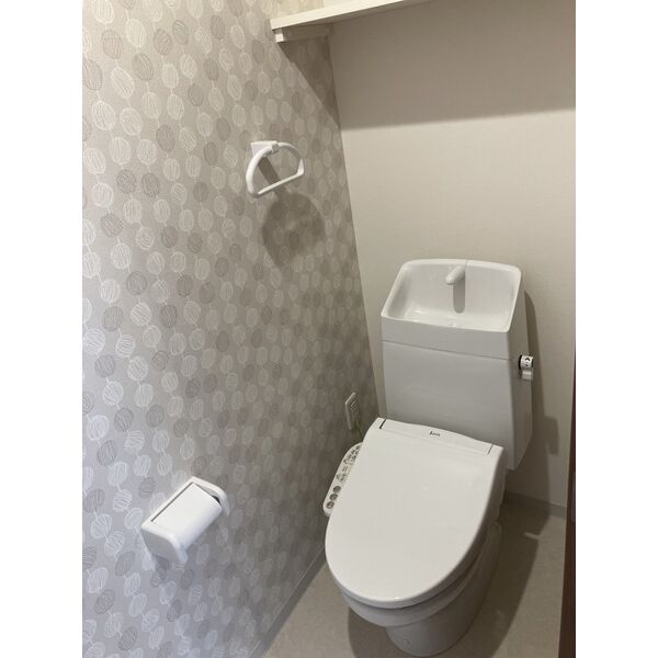 トイレ　温水洗浄便座付きのトイレです♪