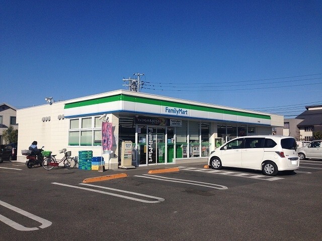 コンビニ　ファミリーマート天神前店（コンビニ）まで597m