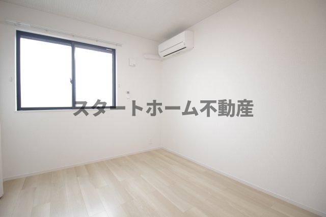 その他部屋・スペース　開放的な寝室です