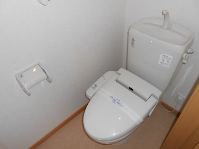 トイレ　温水洗浄便座完備・小物収納棚有り
