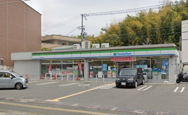 コンビニ　ファミリーマート　大阪万博公園（コンビニ）まで613m