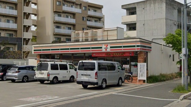 コンビニ　セブンイレブン　千里万博公園西口店（コンビニ）まで703m