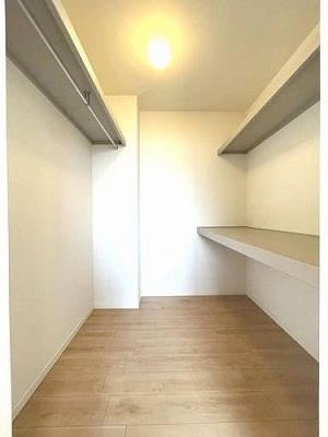 収納　ハンガーパイプと机棚＆枕棚を配したウォークインクローゼット☆