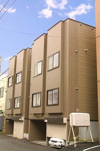 札幌市豊平区美園七条のアパートの建物外観