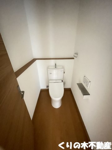 トイレ　落ち着いた色調のトイレです